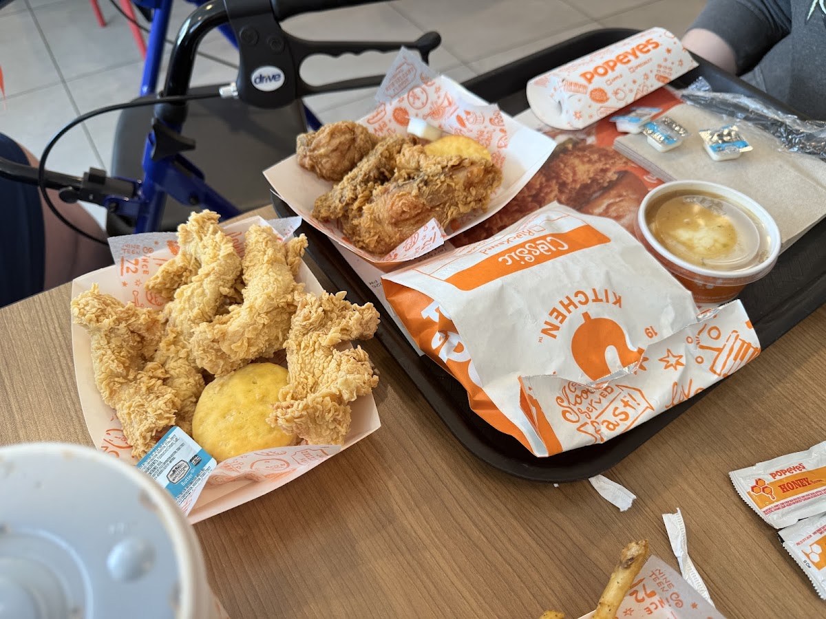 Popeyes Louisiana Kitchen Photo 4
