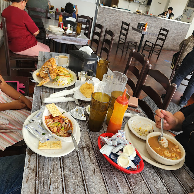 Sopa de Mariscos Pescado Frito Y Campechana