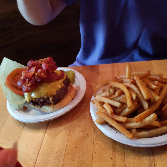 Bistro Burger Mit Pommes