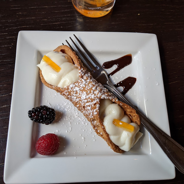 Cannolo Con Ricotta Di Pecora