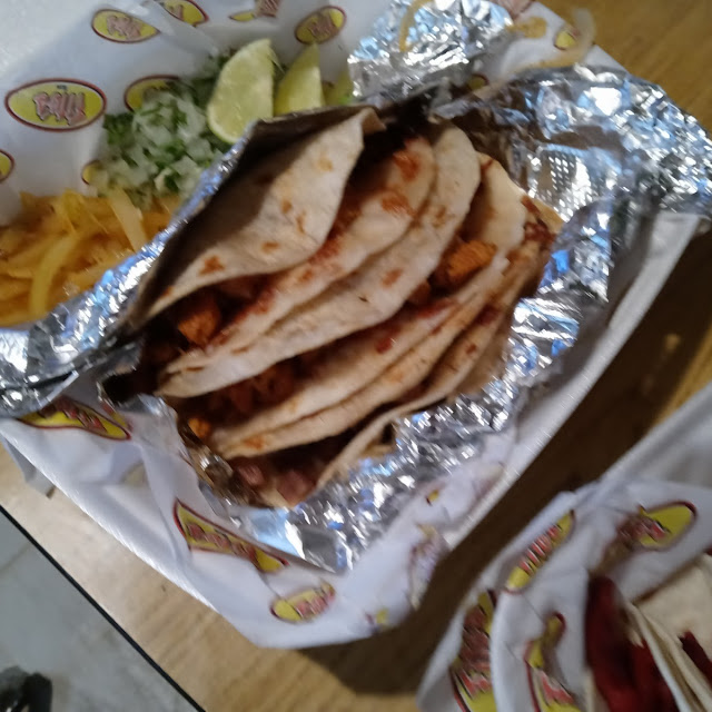 Tacos De Pollo E Tacos De Trompo Con Cebolla A