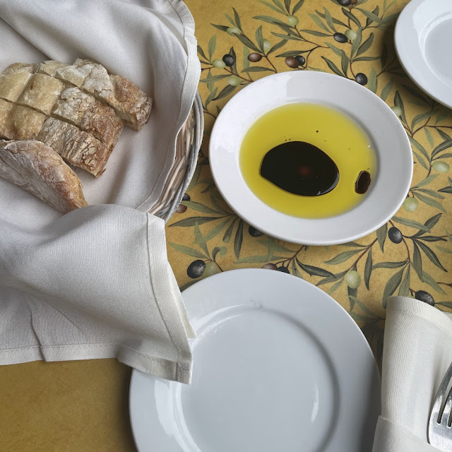 Warm Bread with Olive Oil and Balsamic Vinegar Dip