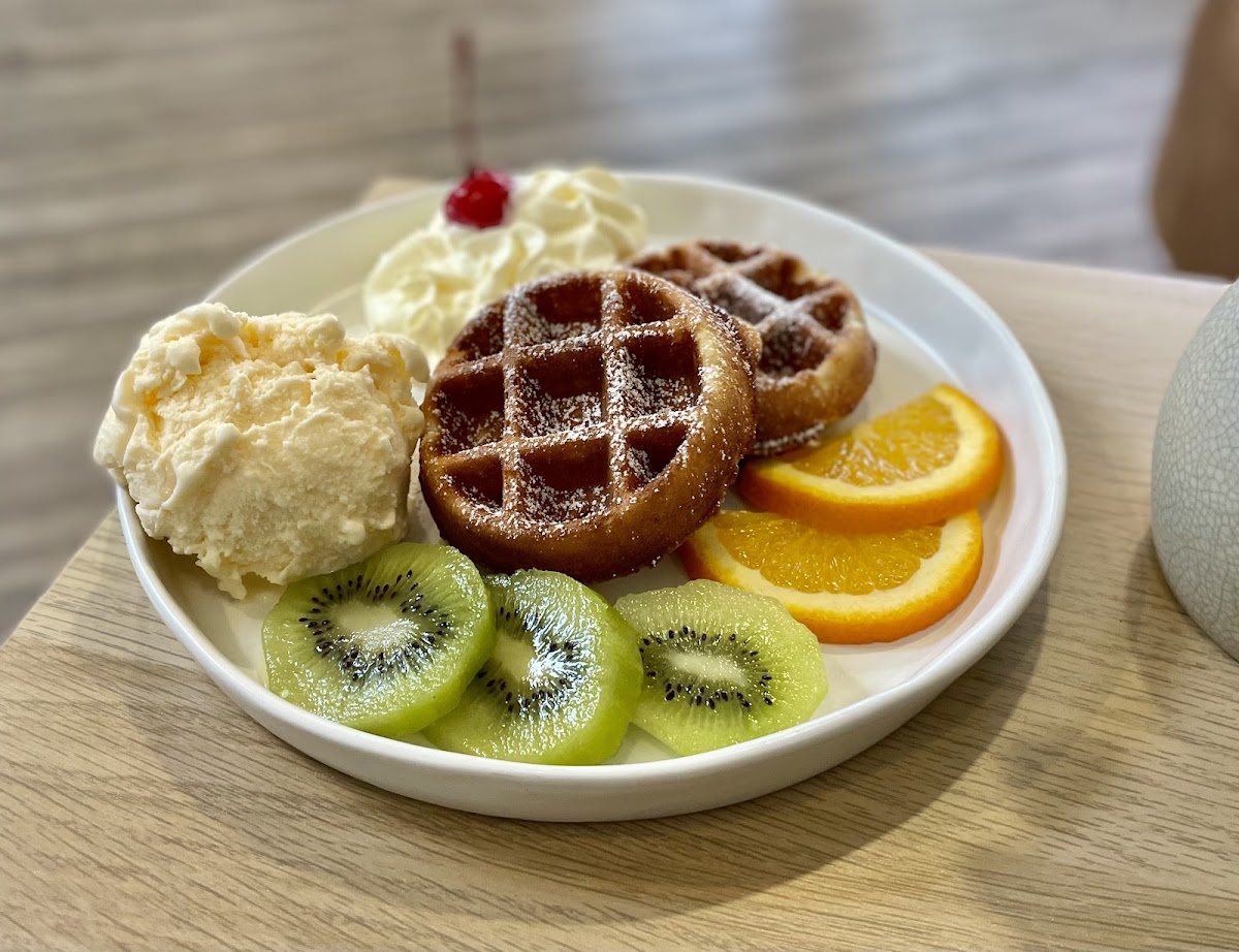 Cream and cup Photo 10