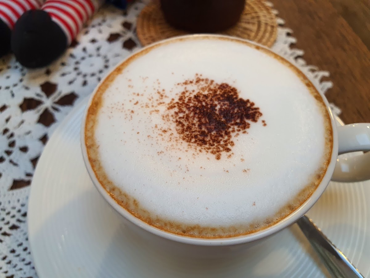 Cream and cup Photo 6