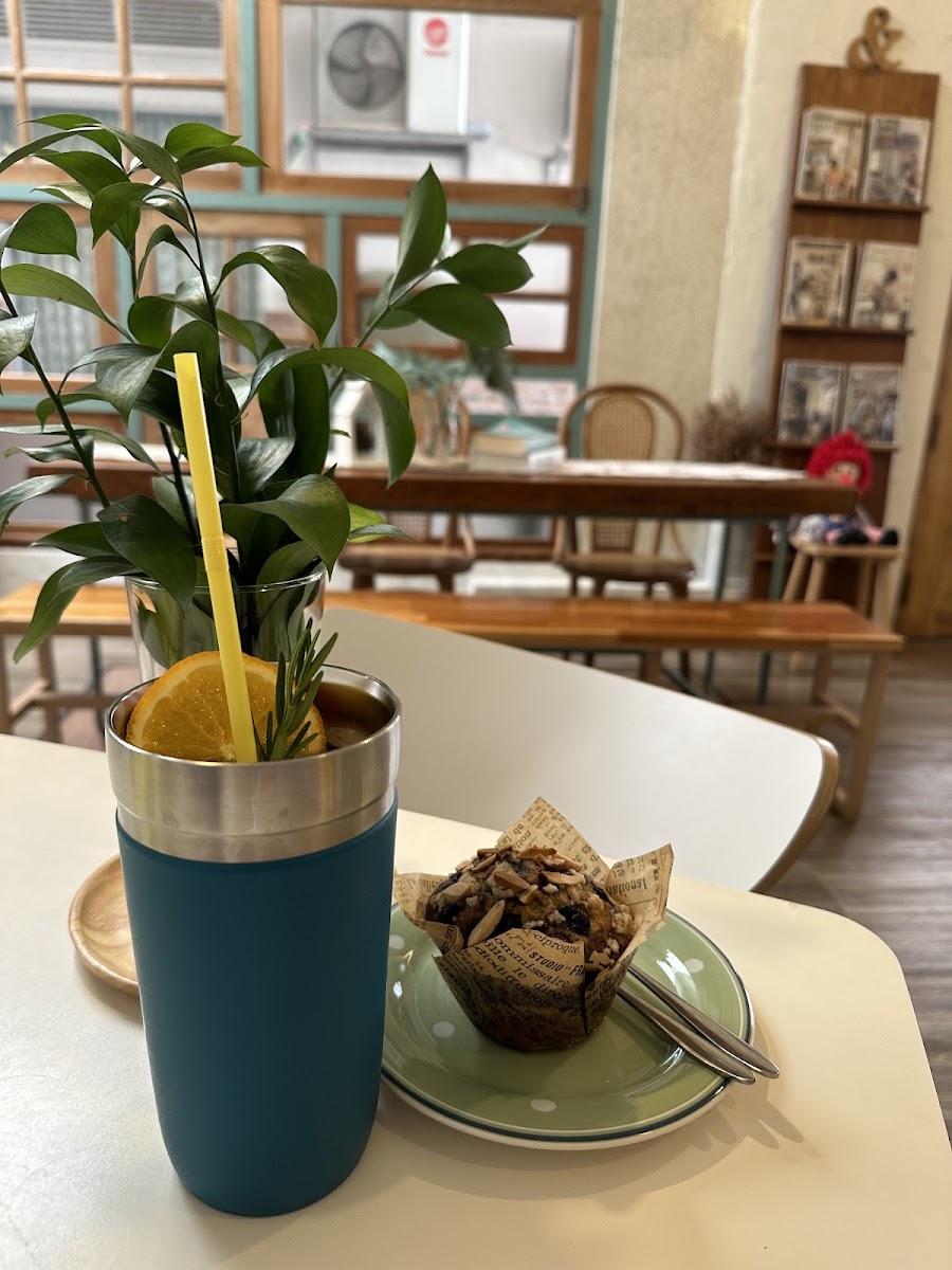 Cream and cup Photo 9