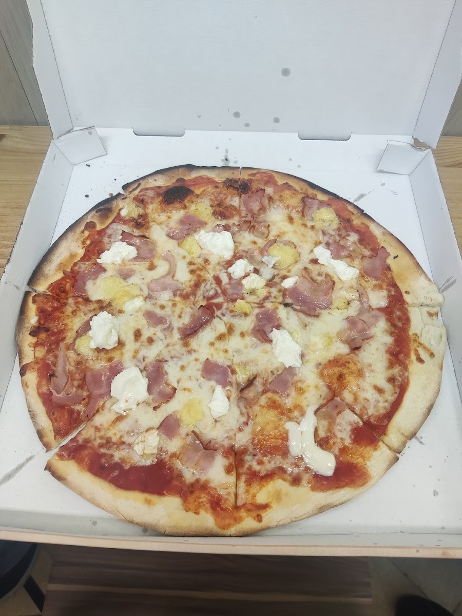 Best pizza( pizza_ calzone) casco Photo 6