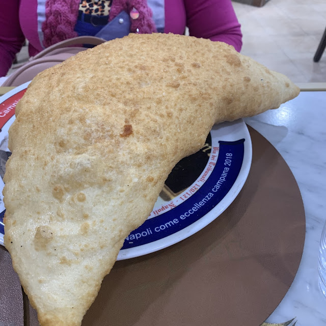 Pizza Fritta Prosciutto Salame E Mozzarella