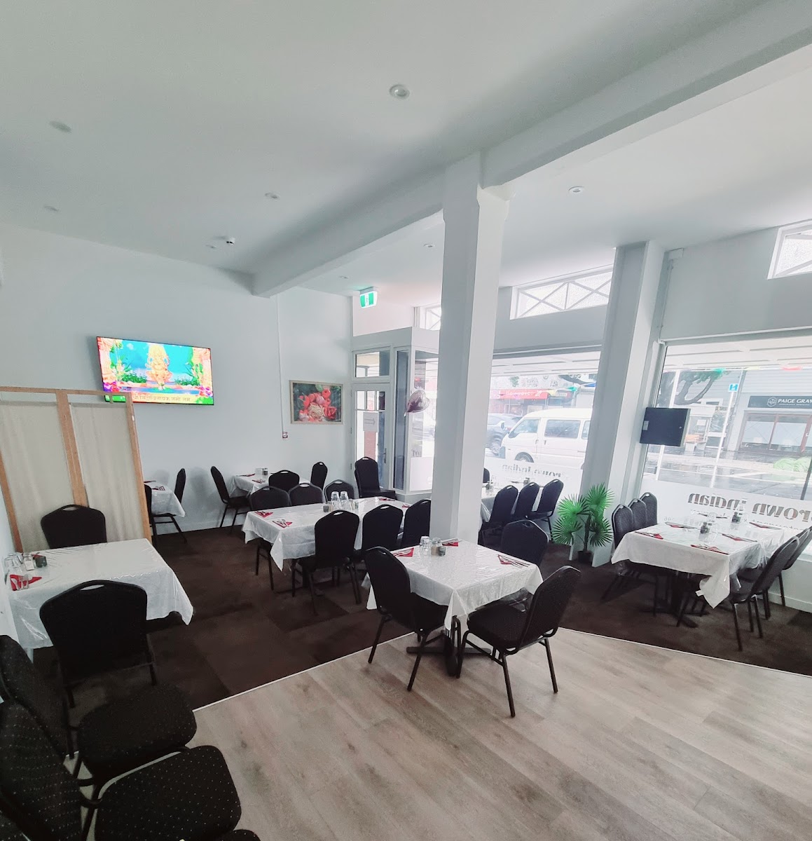 Crown Indian Takeaway & Restaurant Photo 4