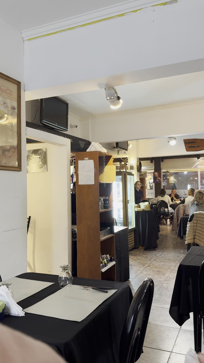 Pioneros Resto Bar Photo 2