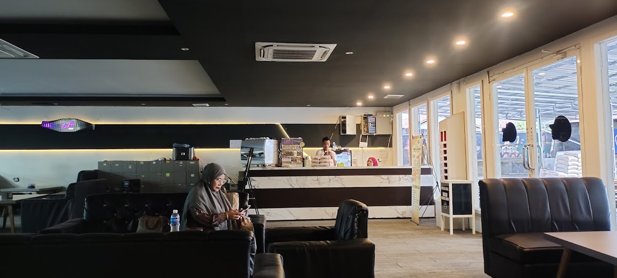 Jens Billiard Cafe & Resto Photo 6