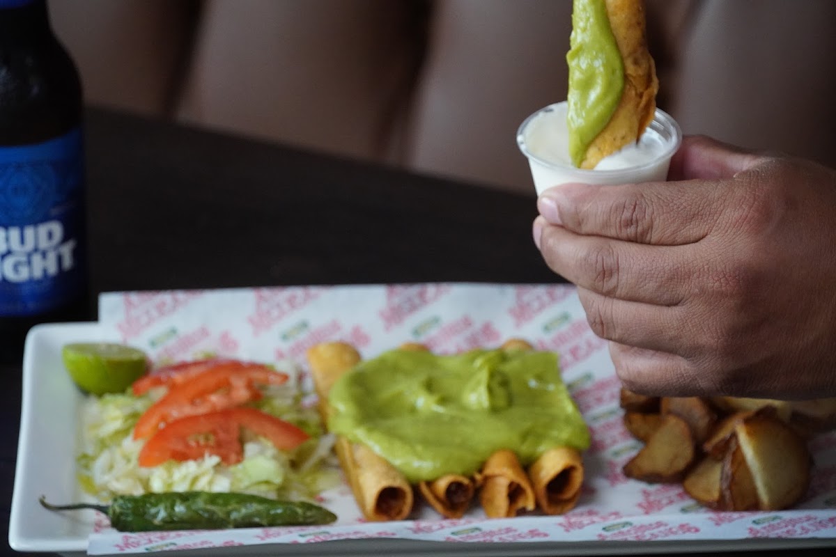 100% Antojitos Mexicanos Photo 9