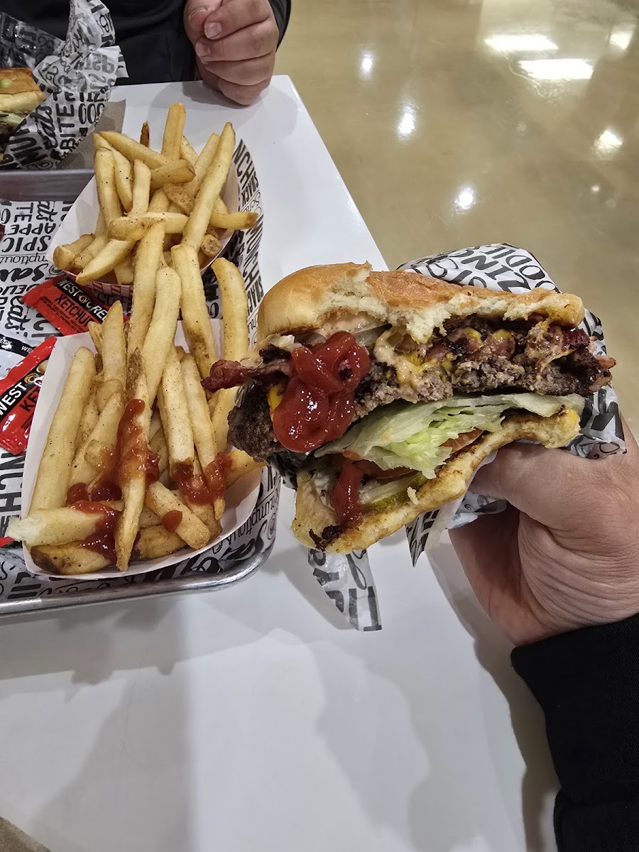 Frosty's Burgers Photo 6