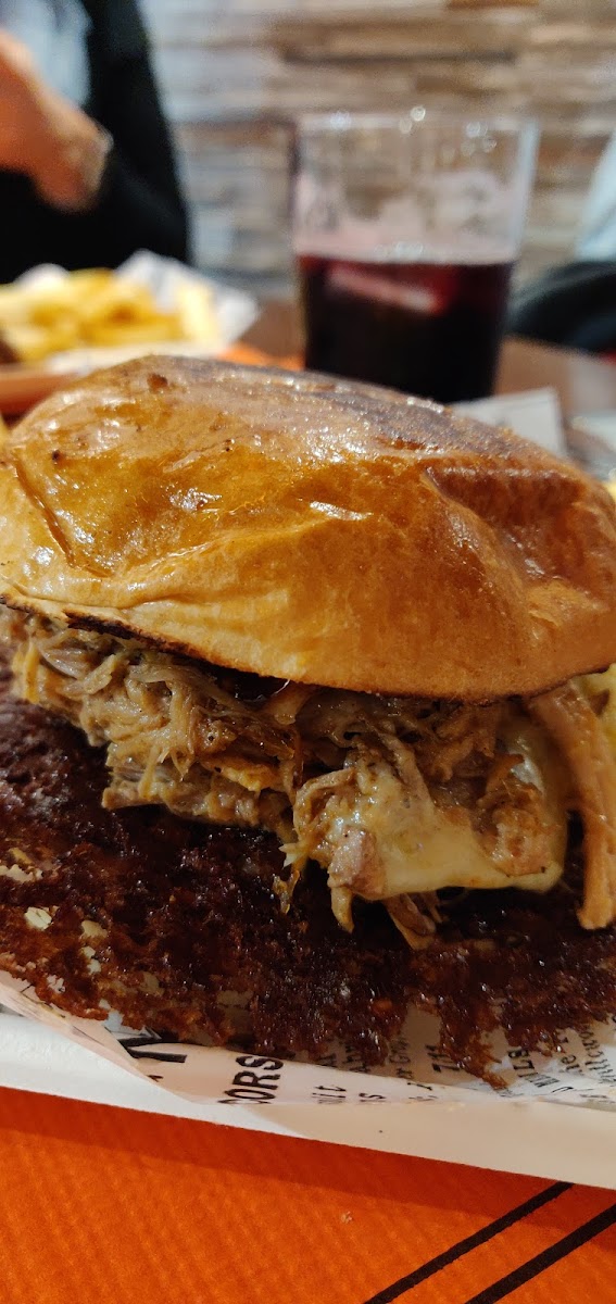 Tremendus Burger Bar Photo 10