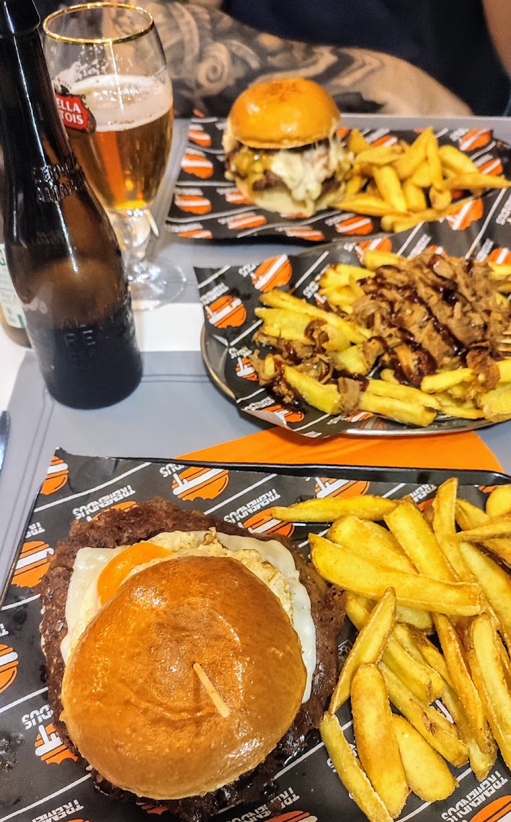Tremendus Burger Bar Photo 4