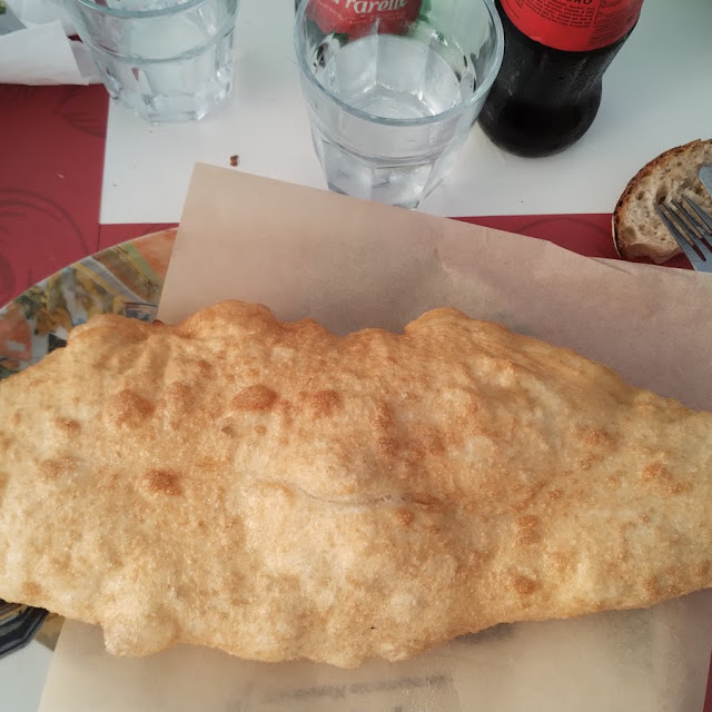Pizza Fritta Con Cicoli E Ricotta