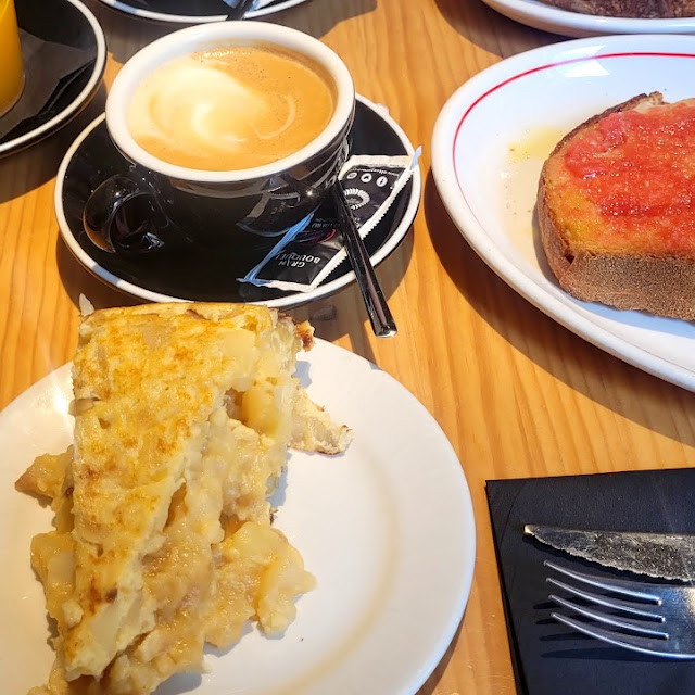 Desayuno Café Con Leche Zumo Naranja Natural Pincho de Tortilla Tostada de Tomate