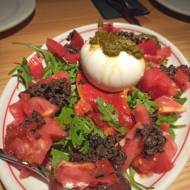 Burrata Al Pesto Con Rúcula Y Tomate