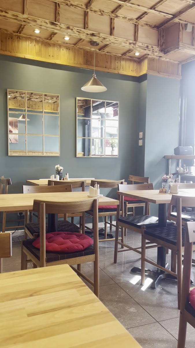 Lamassu Cafe Photo 2