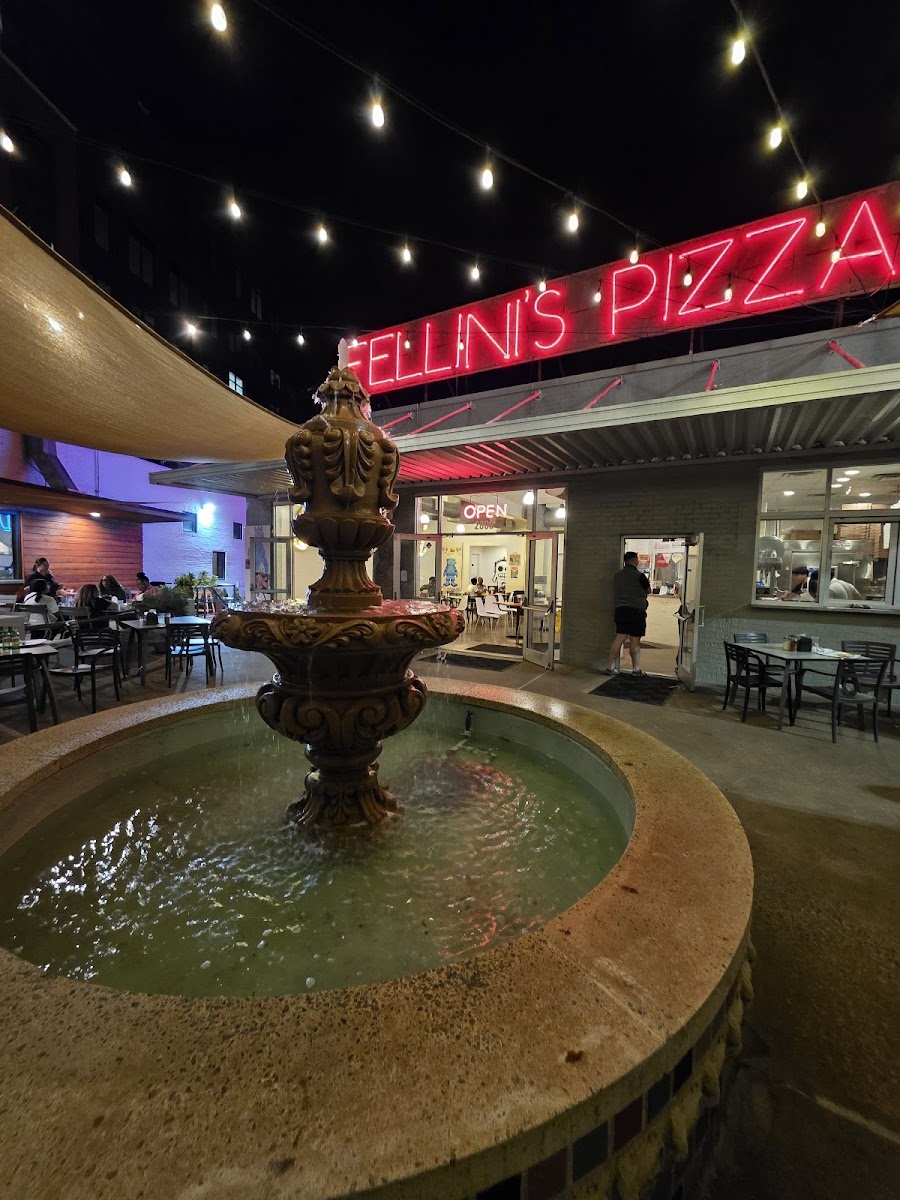 Fellini's Pizza Photo 3