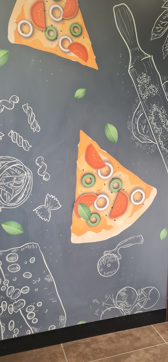 Full Moon Pizza Photo 10
