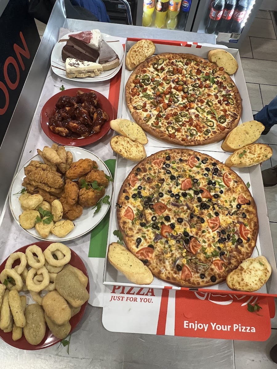 Full Moon Pizza Photo 2