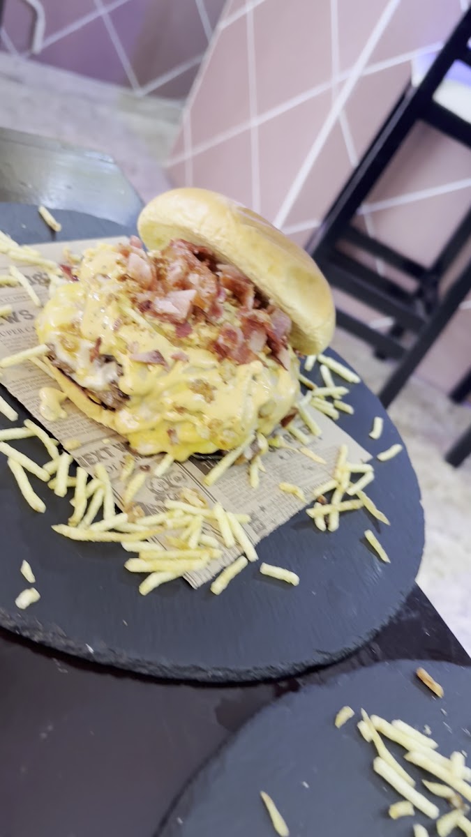 Hamburguesería La Taberna Photo 2