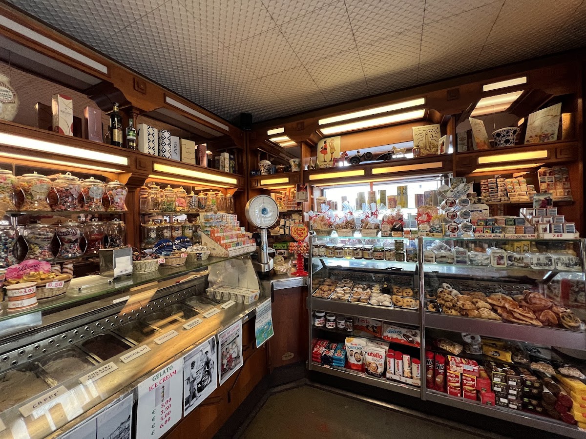 Gellateria Ice Cream Shop, cafe’ Bar