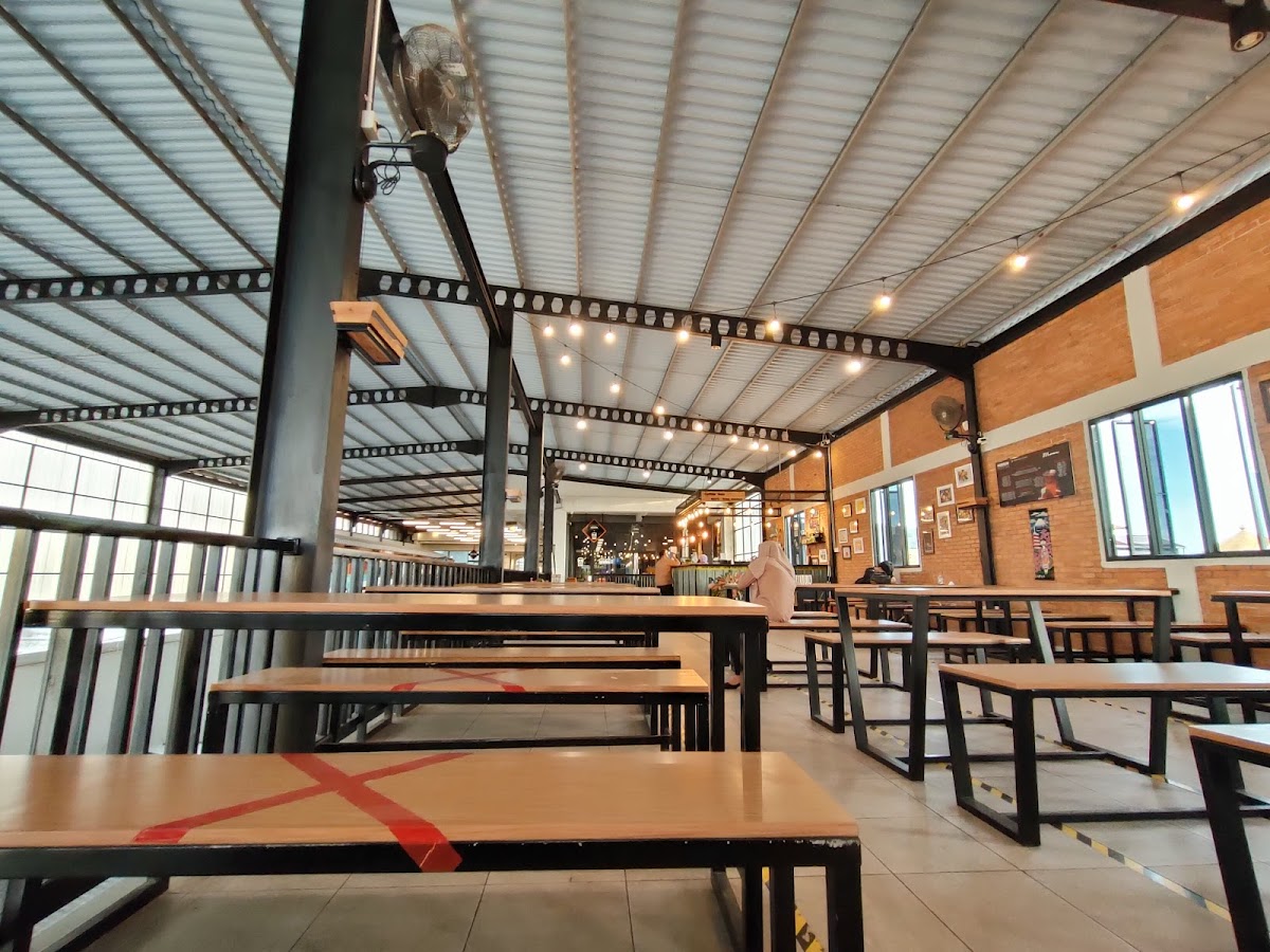 Podium Foodcourt Photo 3