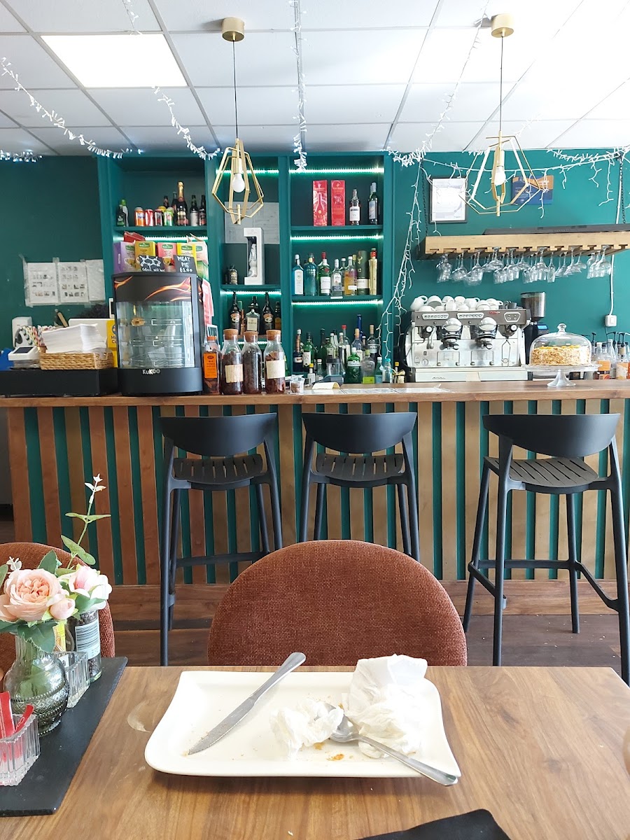329 Cafe and lounge Photo 4
