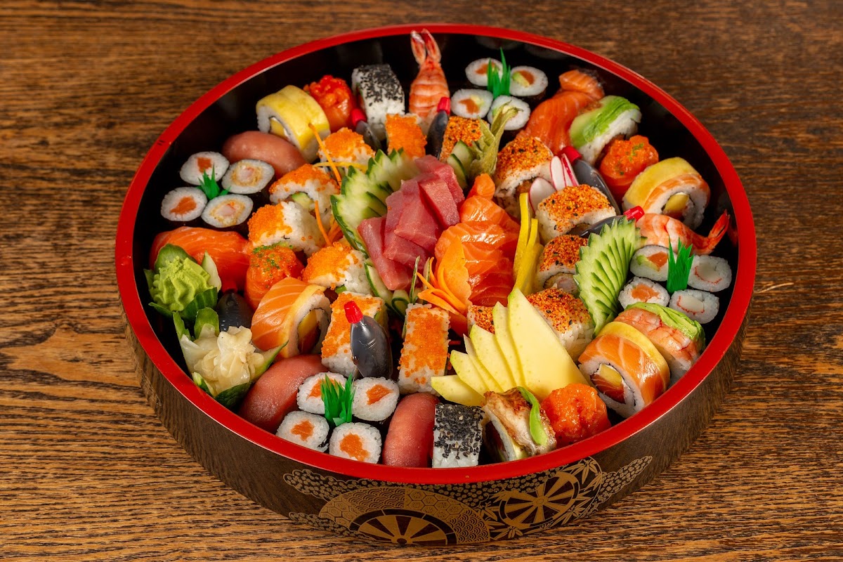 SU-MO Sushi, Momos & Curry Photo 2