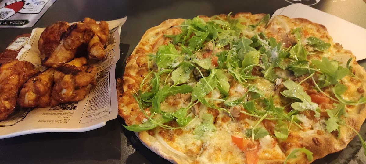 Pizza y Vino Photo 3