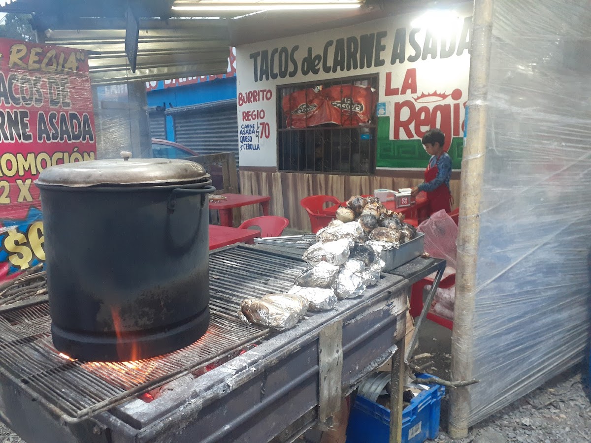 Tacos de carne asada La Regia Photo 4