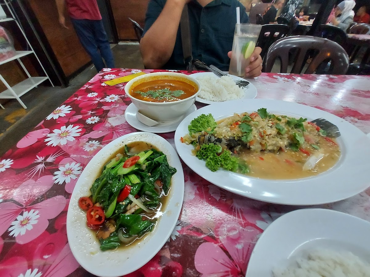 Esah Tomyam Seafood Photo 3