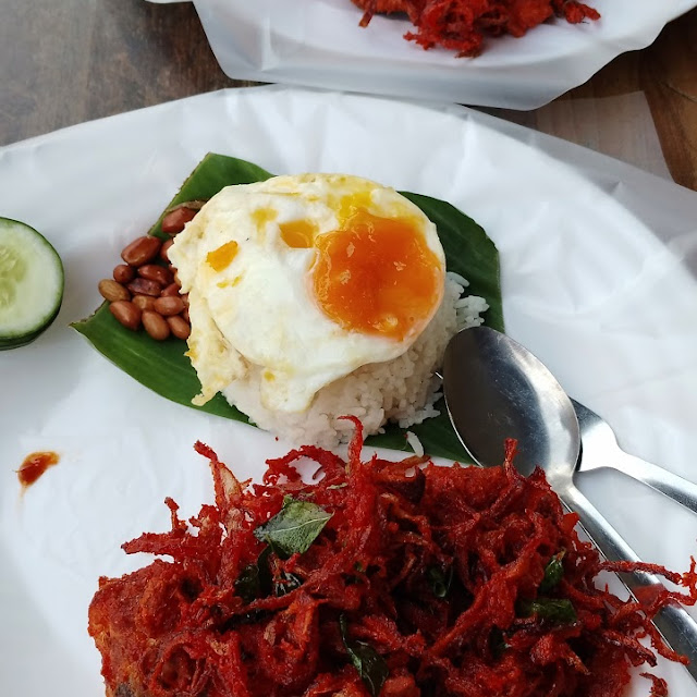 Nasi Lemak Ayam Goreng Bawang Panas