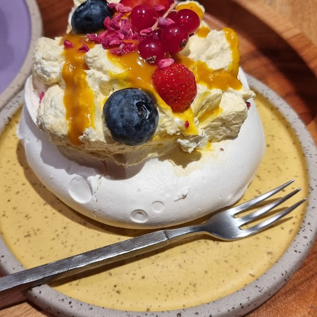 Pavlova Cake
