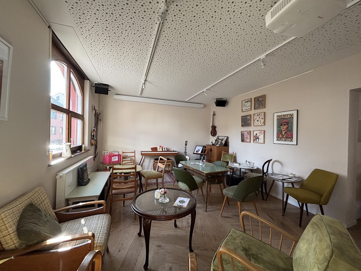 Café Deschawü – Retro Musik Café Photo 10