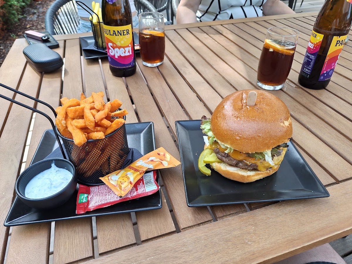 LAKE LOUNGE - LEO'S BAR & RESTAURANT Photo 2