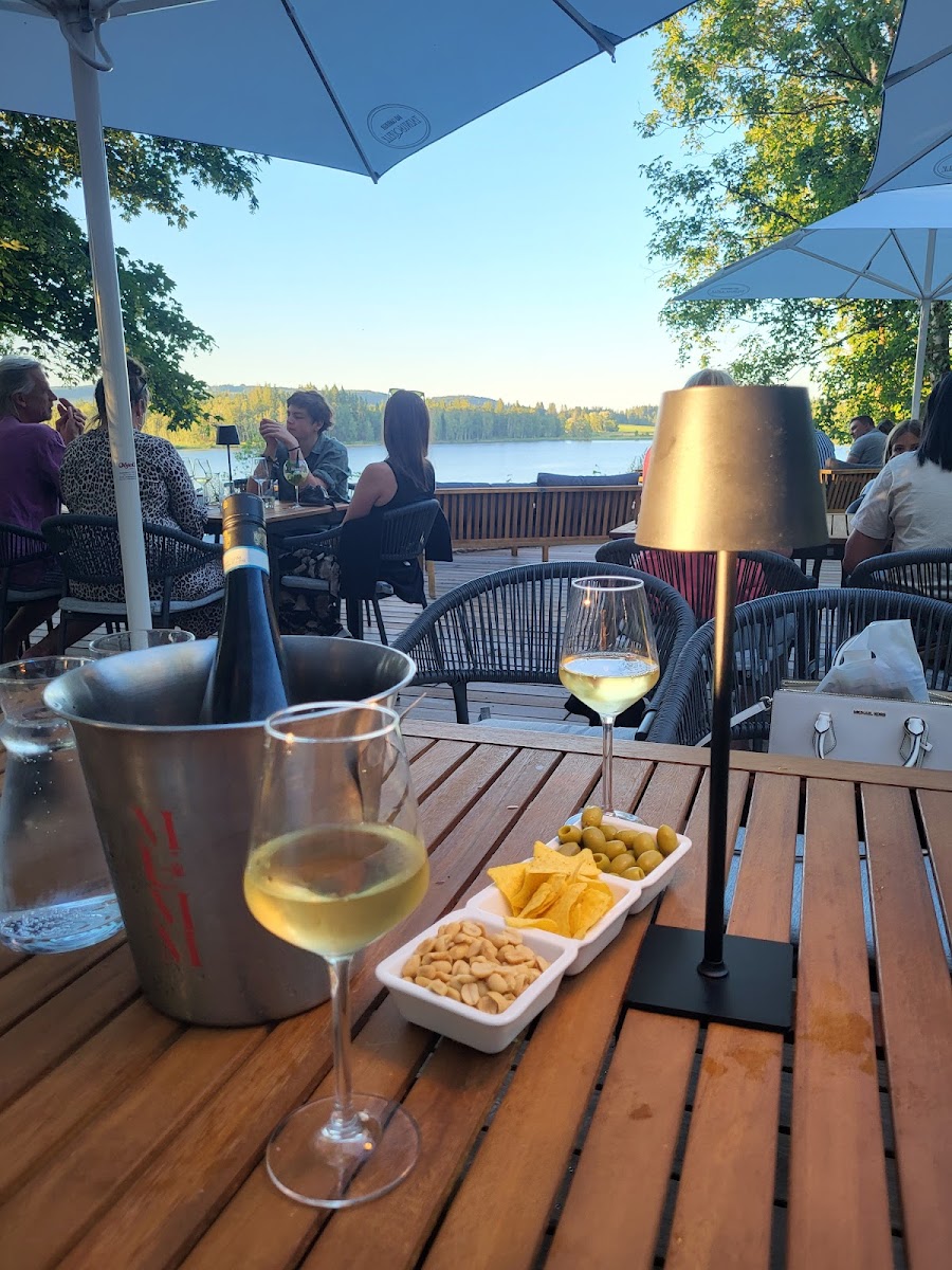 LAKE LOUNGE - LEO'S BAR & RESTAURANT Photo 5