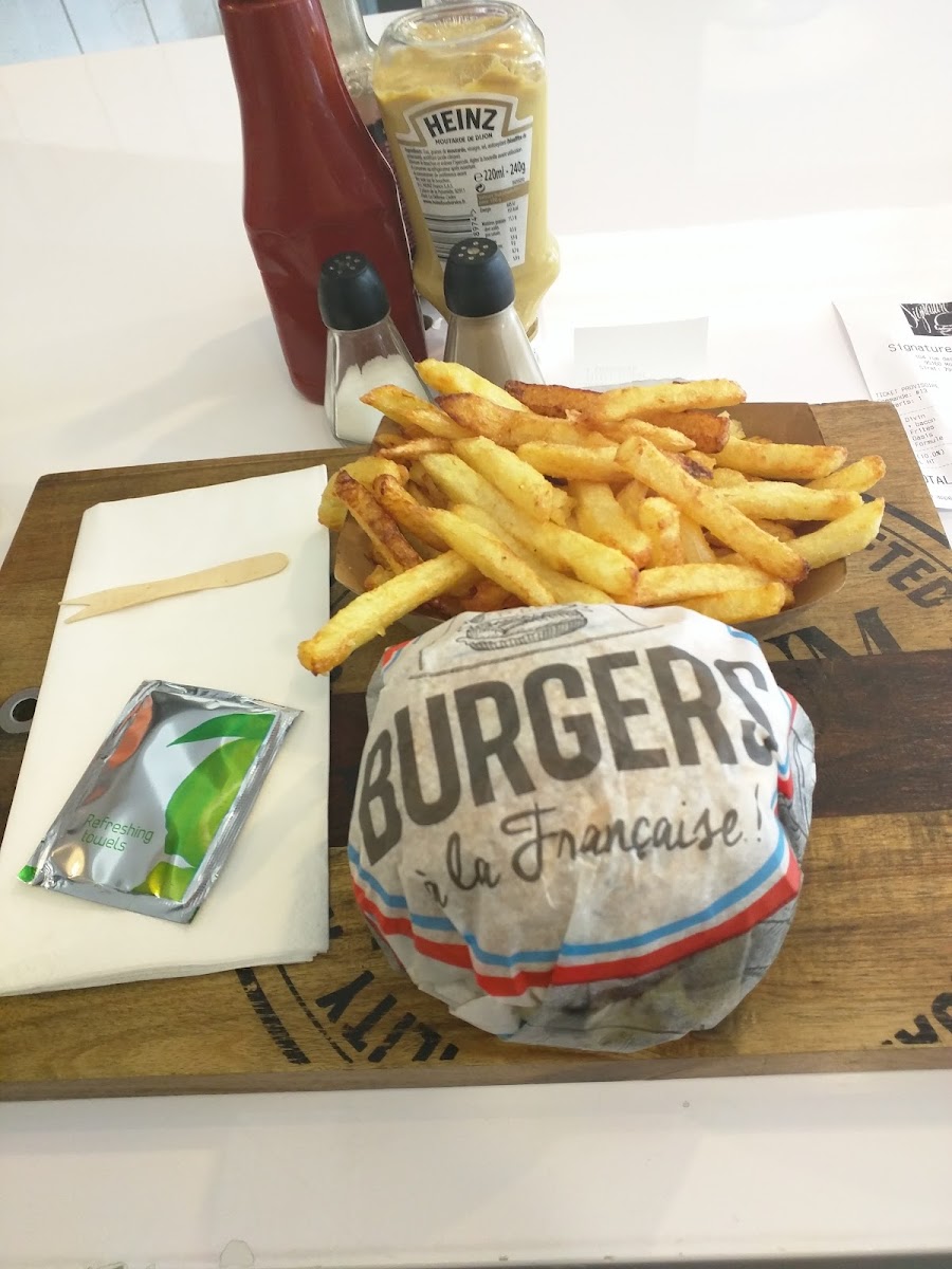 Signature Burgers Photo 10