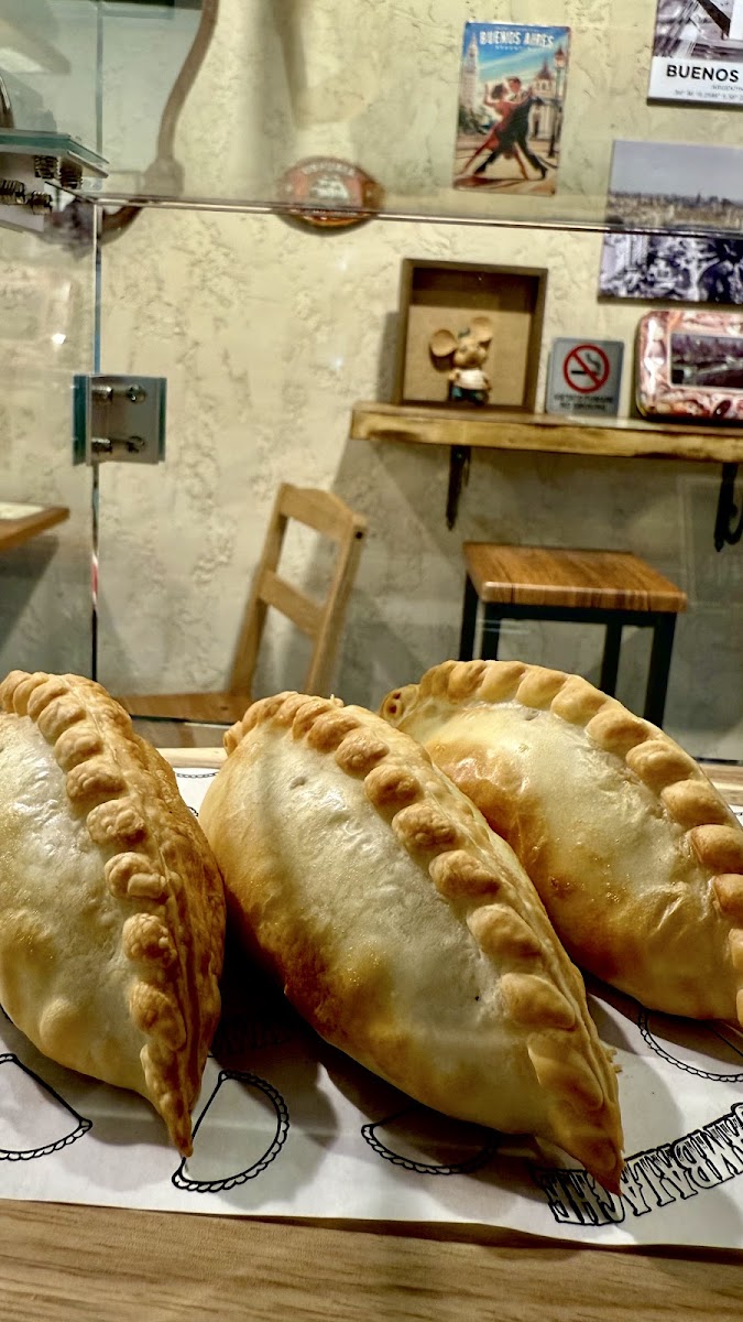 Cambalache – Bar & Empanadas Argentinas Photo 8