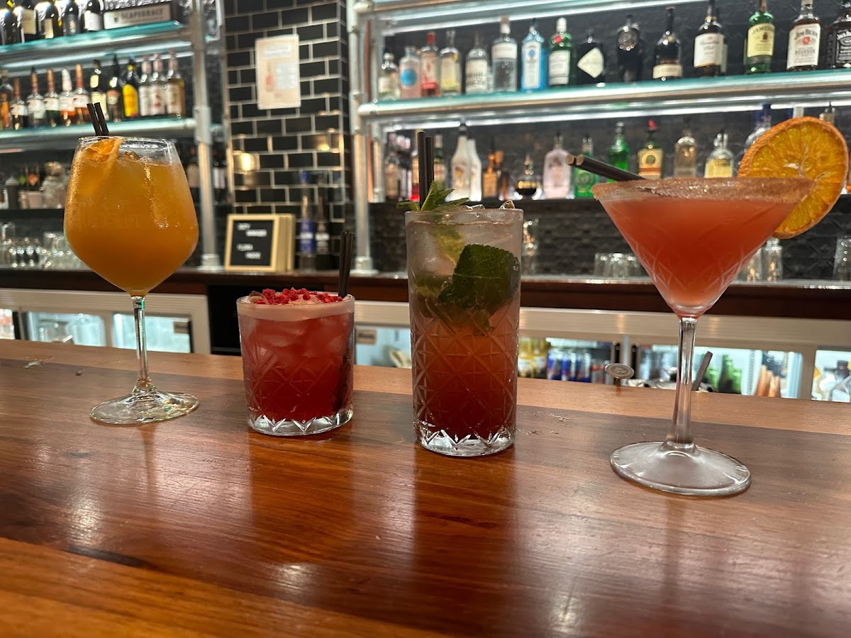 Manhattan Bar + Eatery Photo 3