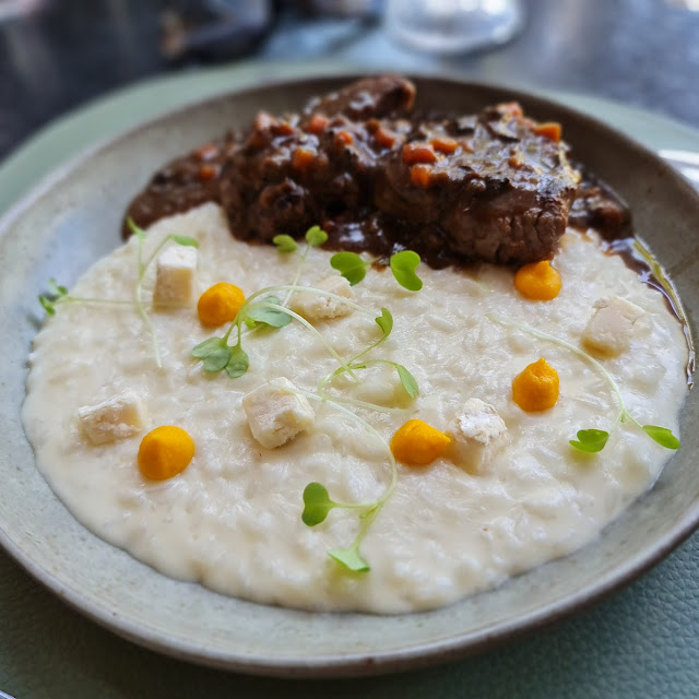 Filé Com Ragu de Cogumelos E Risoto Brie
