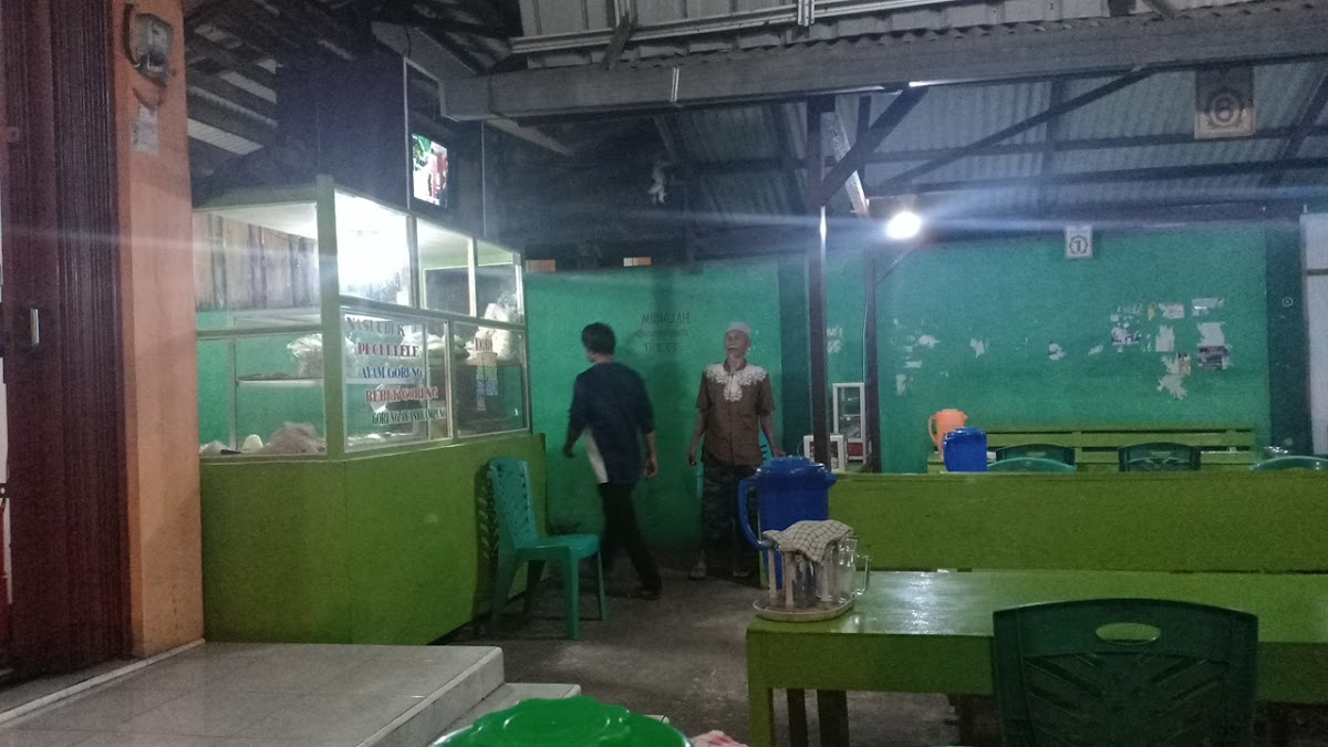 Pecel Lele dan Ayam Pak Miun