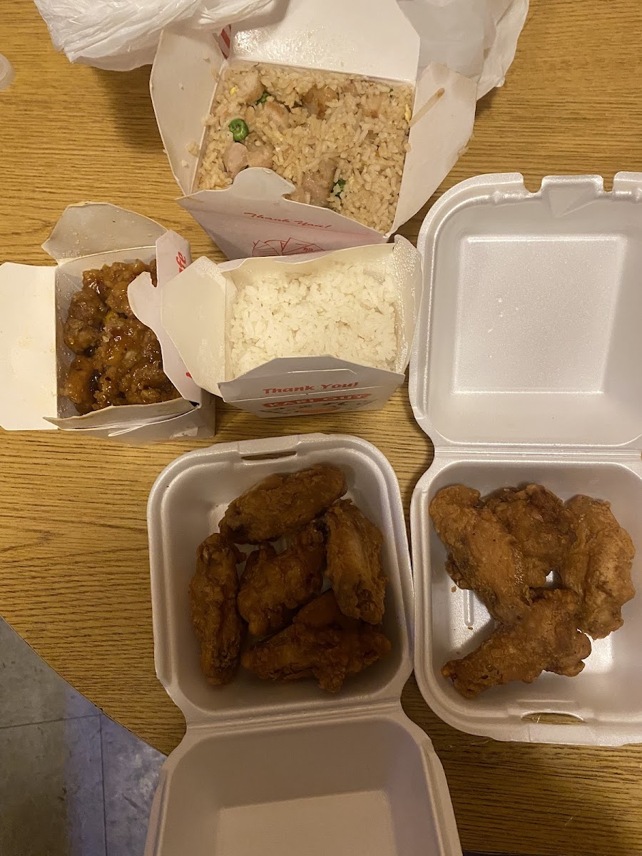 Yi's Chinese Restaurant Photo 3