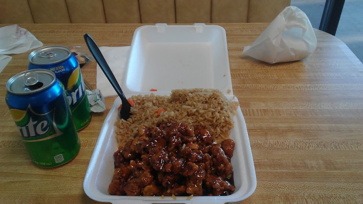 Yi's Chinese Restaurant Photo 7