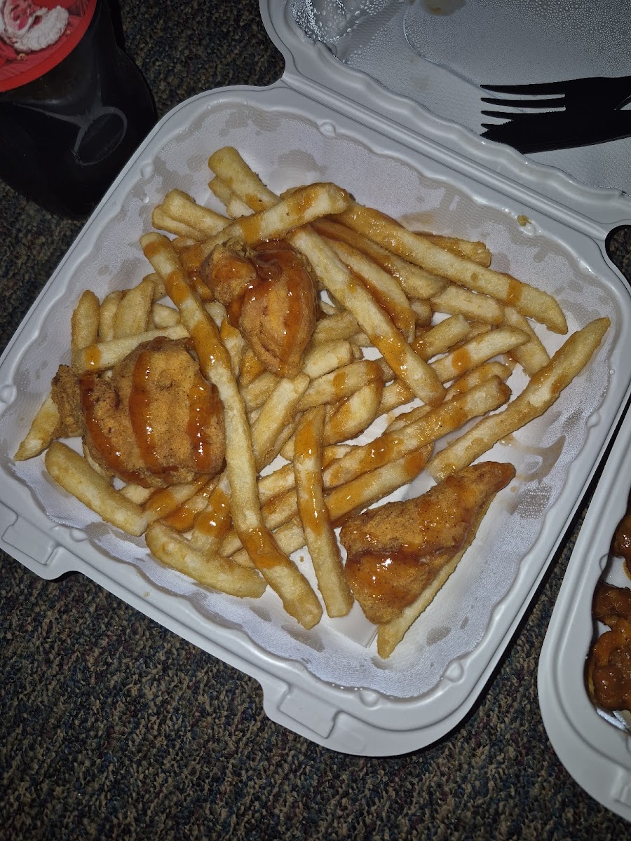 Wing Zone Hot Chicken & Wings Photo 4