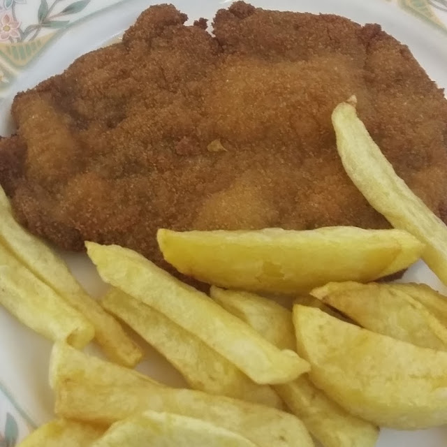 Escalope de Ternera Huevo Frito Patatas Y Ensalada