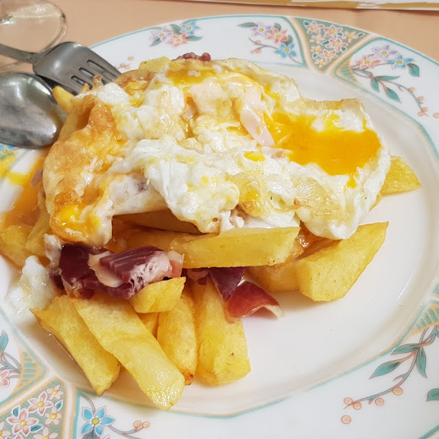 Huevos Rotos Con Patatas Y Jamón