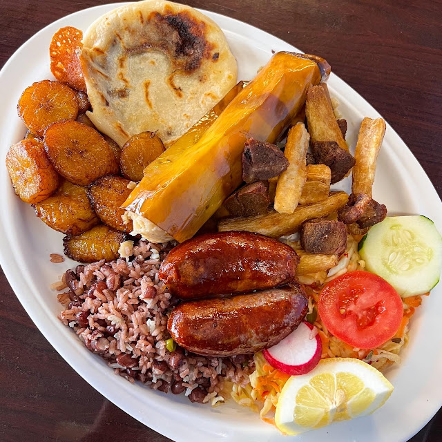 Yuca Frita Con Chicharrones