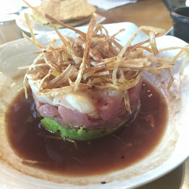 Torre de Callo de Hacha Atún Y Aguacate